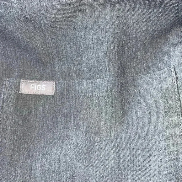 FIGS Men’s Graphite Gray Scrub Pullover Shirt Top 1 Pocket Large Short Sleeves - Picture 4 of 13